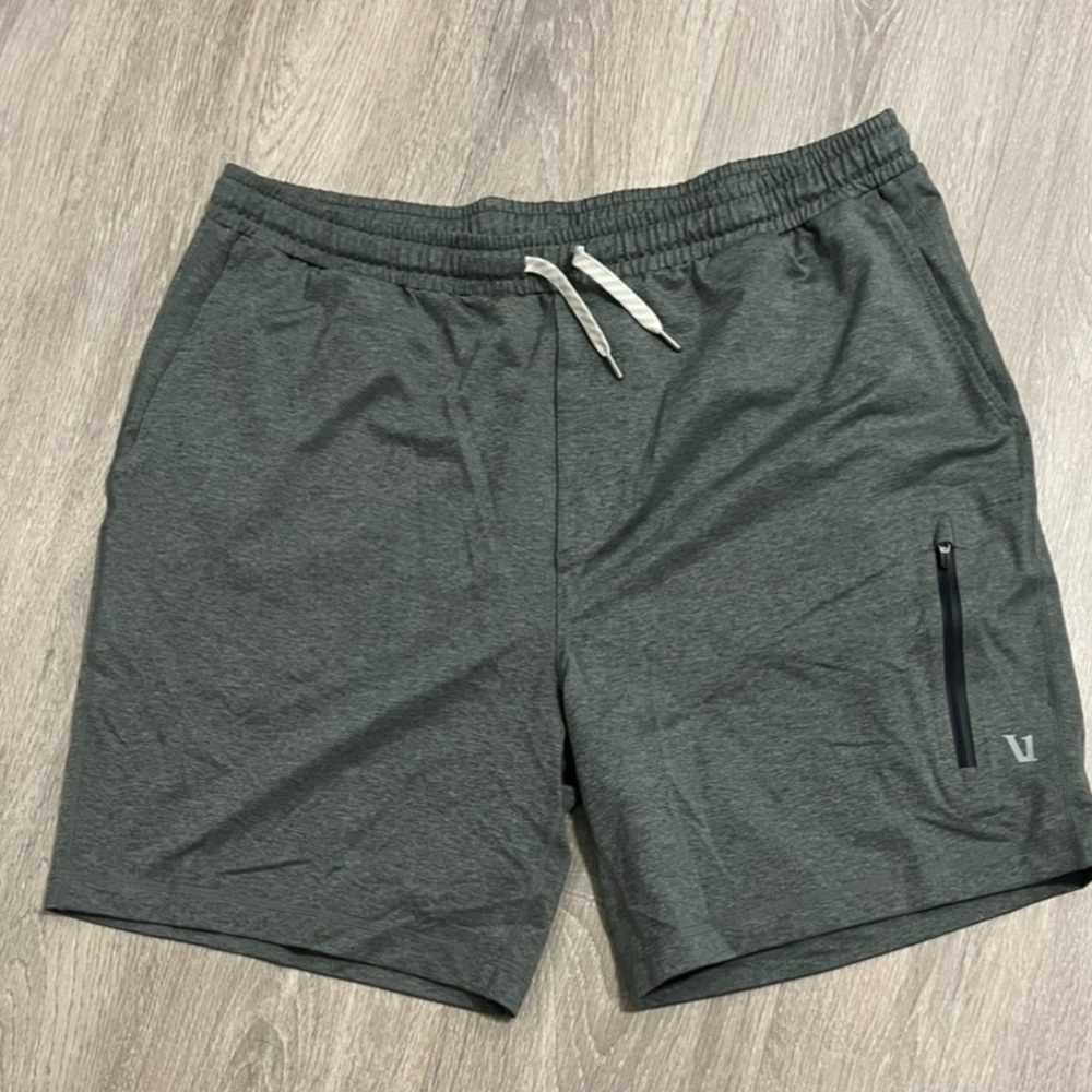 VUORI NWOT Men's Gray| Green Sunday element shorts